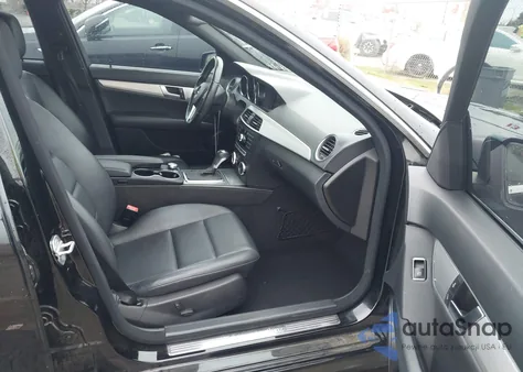 2012 Mercedes-Benz C 250 Sport z USA, uszkodzony, nr VIN WDDGF4HB0CR222893